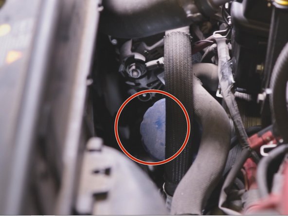 Dévisser-le à l'aide de la cloche à filtre à huile