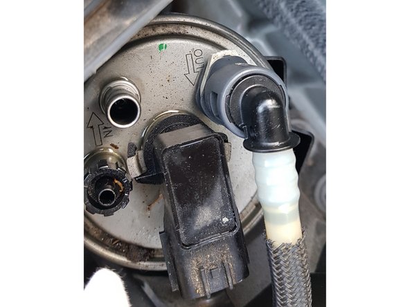 Appuyez sur les loquets pour pouvoir retirer les 2 durites.