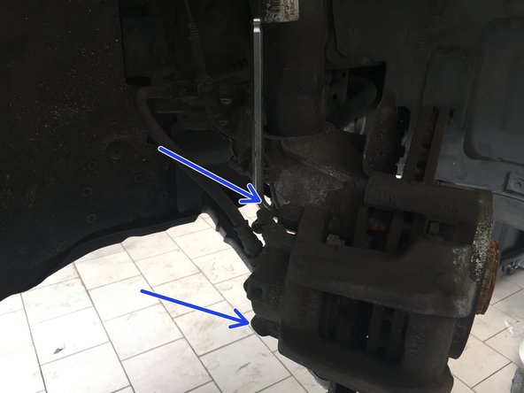 À l'aide d'une clé Alen de 7 dévisser les deux vis de l'étrier