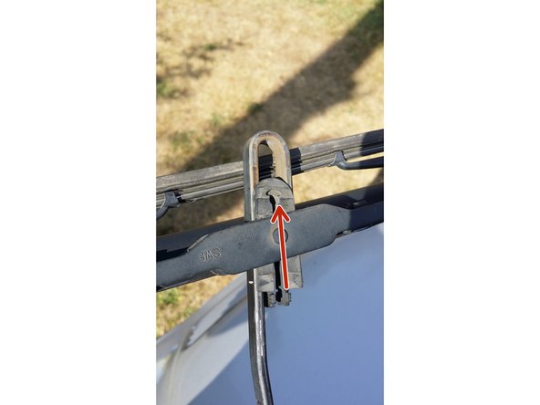 Insérer le balai dans son logement