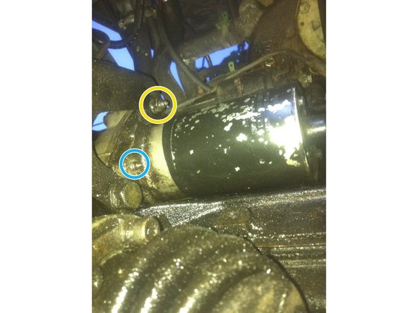 Le démarreur est fixé par une vis courte, une vis longue et un boulon (vis+écrou).