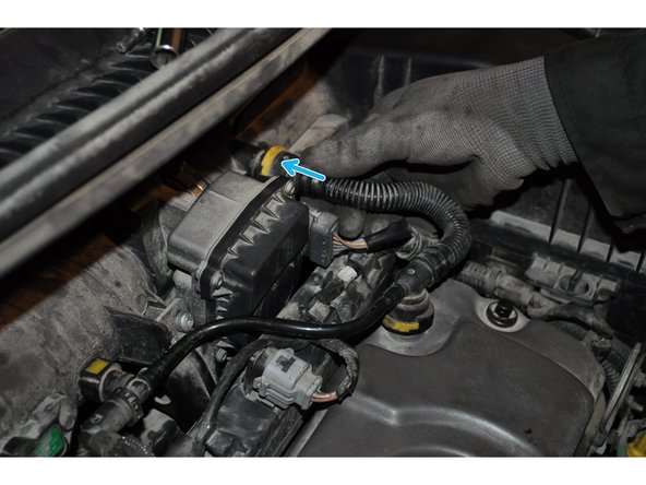 Replacer les câbles sur les agrafes en plastiques.