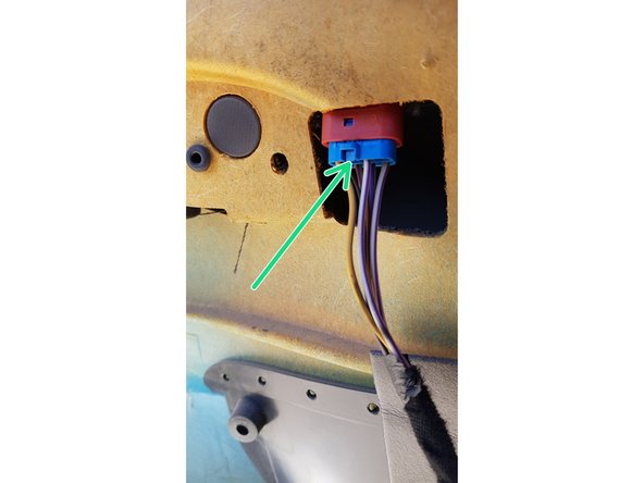 Commencez par remonter la vitre si ce n'est pas déjà fait.