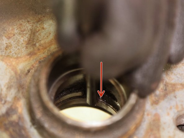 Frappez au marteau pour chasser la cage du roulement