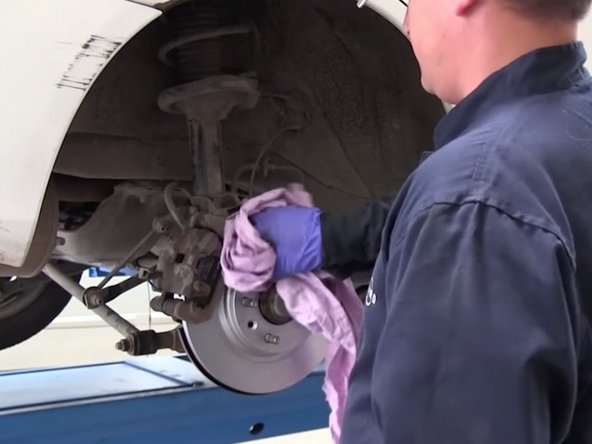 À l'aide d'un chiffon et d'un nettoyant frein, nettoyer le disque