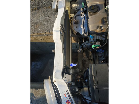 faire de même pour la durite supérieure