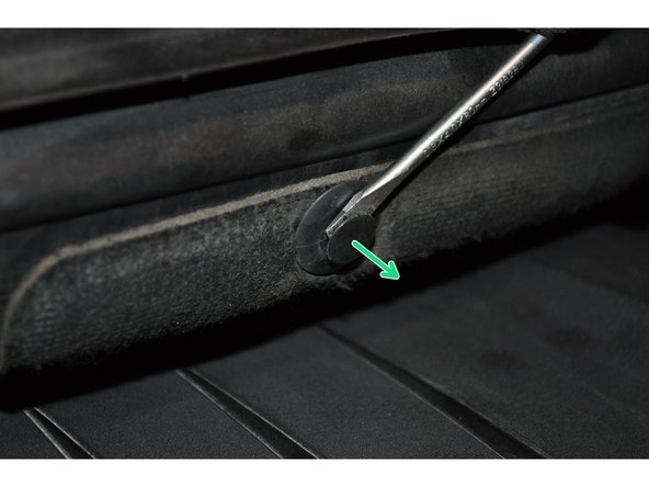 Continuer à dégrafer les attaches plastique avec un tournevis plat.