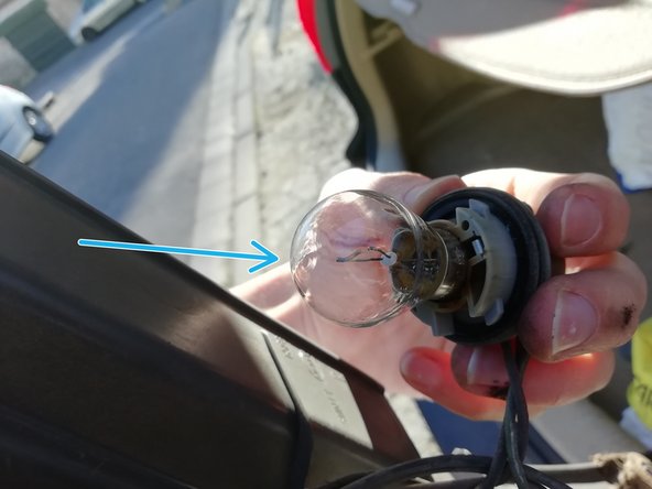 Tournez la partie plastique dans le sens anti-horaire pour la verrouiller.