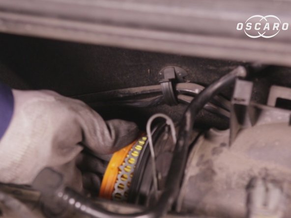 Repositionner le nouveau filtre à air dans la boite à air