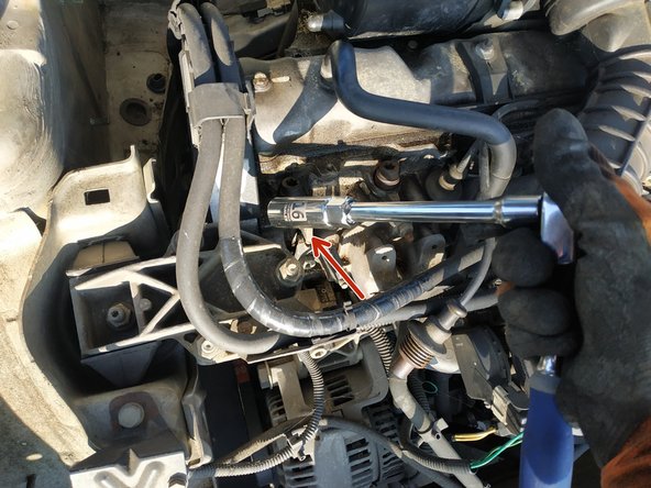 j'utilise une clé 3/8 avec une rallonge et une douille de 16 aimantée, très pratique pour ce genre d'opération