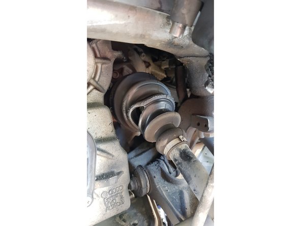 Avec une douille Torx T25 retirez toutes les vis puis les carters.