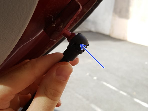 Clipser la rotule également du côte hayon