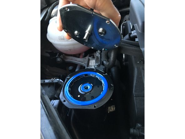 On commence donc à démonter le couvercle en dévissant les 5 vis Torx présentes sur celui-ci, et on peut alors séparer le couvercle du reste du réservoir.