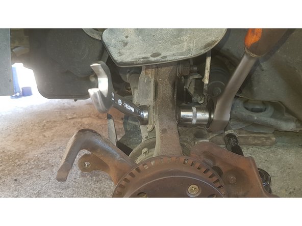 Avec une clé de 16mm débloquez l'écrou de la rotule de suspension