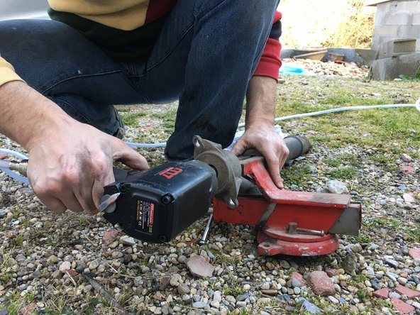 
To do this, you must remove the old stop in order to extract the bellows.
