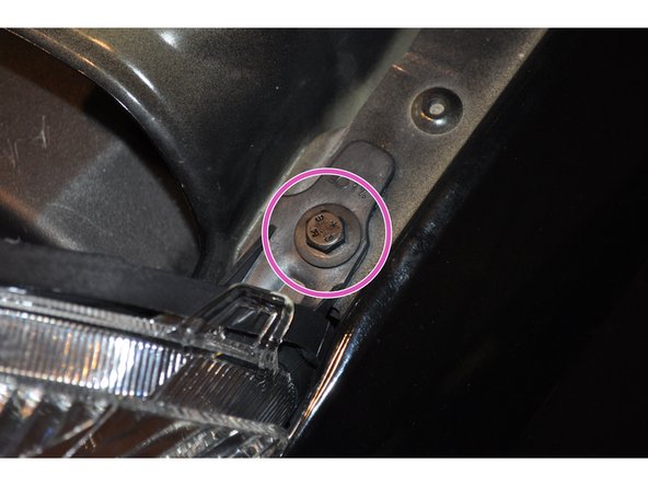 Visser correctement les trois vis avec la clé de 10 mm. Sans trop forcer pour ne pas casser les pattes en plastique.