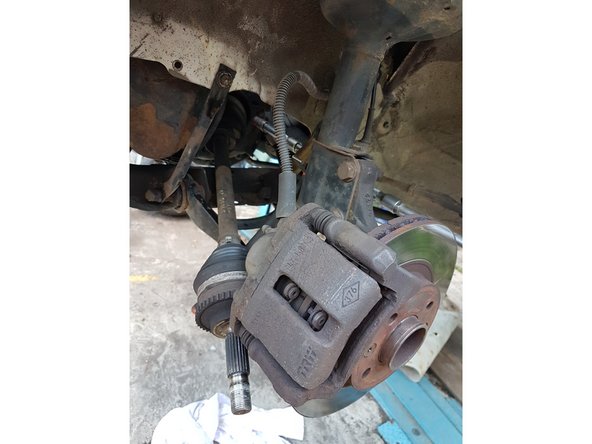 En premier, déloger le cardan du moyeu.