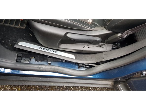 Clips/Encoches de fixation de la pièce.