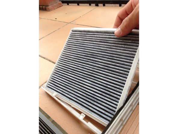 Nettoyez le support a l'alcool ménager si nécessaire.