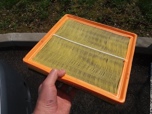 Vérifier la correspondance entre l'ancien et le nouveau filtre à air ( longueur, épaisseur...)