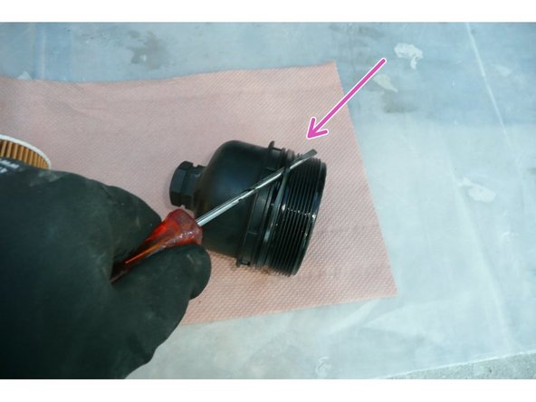 Remplacer le joint à section rectangulaire de la cloche  et engager le nouveau filtre.