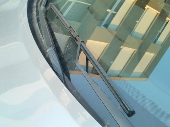 Reposer délicatement l'essuie glace sur le pare-brise