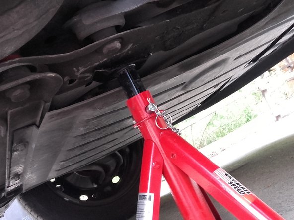 Placer la chandelle au niveau d'un point dure du véhicule. Sous le berceau par exemple (comme sur les photos).