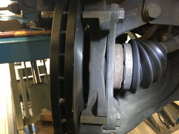 Viser les deux vis de 18 à l'aide du cliquet