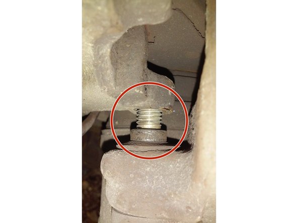 Faire sortir les vis et les faire prendre dans l'emplacement.