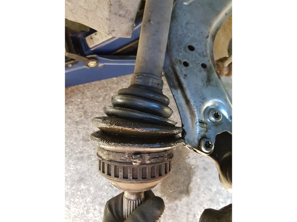 Tirez la fusée vers l'extérieur et le cardan vers l'intérieur puis déplacez le cardan sur le côté.