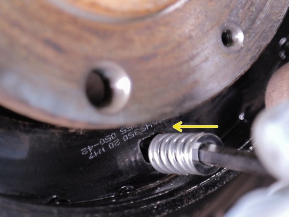 Replacer le guide sur la mâchoire du bas puis tourner d'un quart de tour avec la clé allen de 7