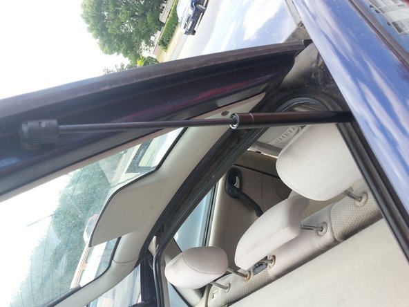 Remboîter et reclipser le vérin en débutant par le bas