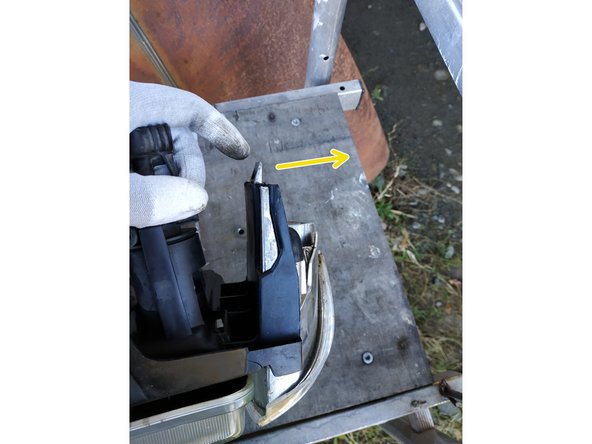 retirer le clignotant de l'ancien phare en écartant la languette en bout