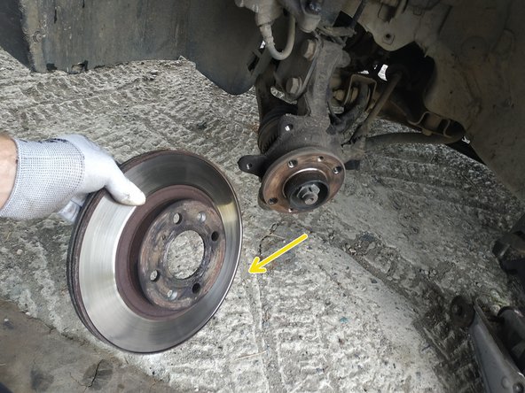 J'utilise un tournevis à frapper et un marteau.