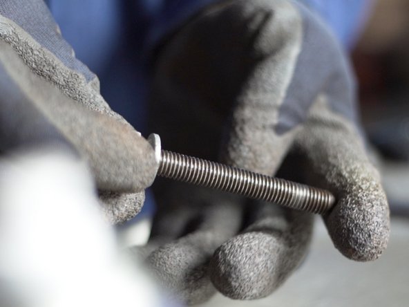 A l'aide de nettoyant frein et d'une brosse métallique, nettoyer les vis