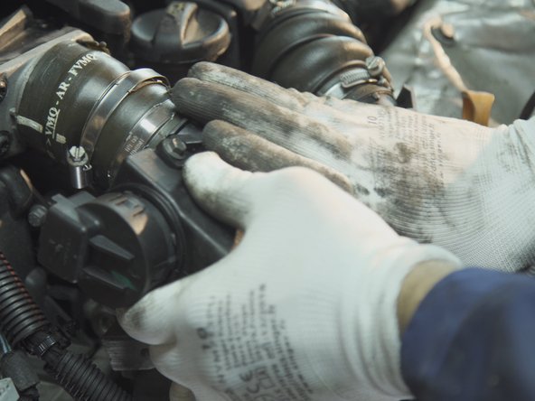 Pousser le support pour emboîter les durites