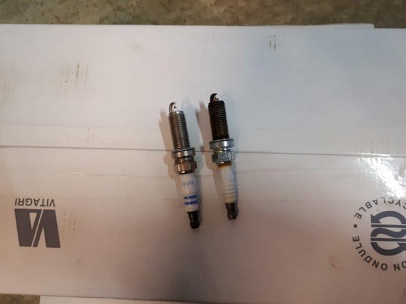 Mettre en place la nouvelle bougie et la visser à l'aide d'une douille longue de diamètre 14 mm et de la rallonge sans utiliser de clé.