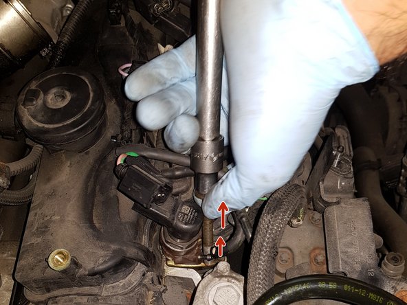 Débloquer la vis avec une douille de 10 et une rallonge