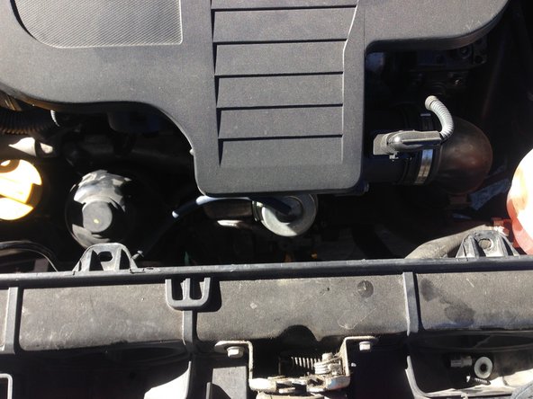 Pour cela, dévisser la vis torx en bas a gauche de la photo (entouré en bleu) et on va pouvoir libérer la durite