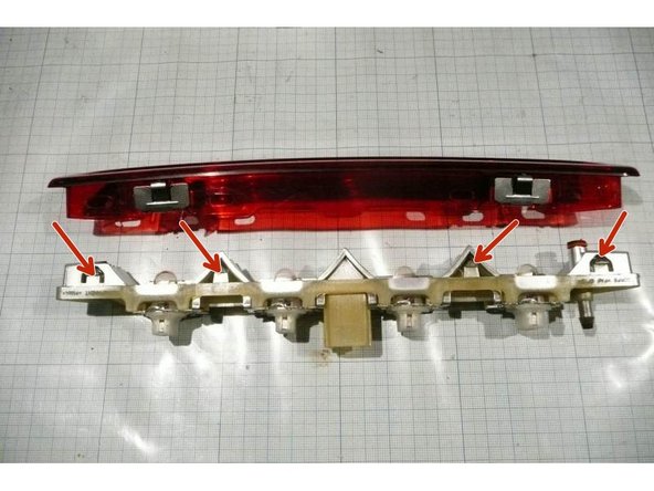 A ce stade il est intéressant de nettoyer la buse de lave-glace à fortiori si elle est bouchée , pour séparer le support d'ampoules de la verrine du feu repousser les 8 clips (4 de chaque côté) et séparer les 2 pièces