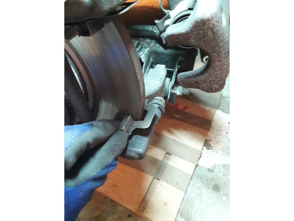 Enlever les ressorts de maintien des plaquettes et les mettre de côté