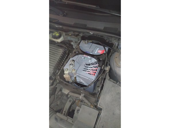 Branchez la borne positive en premier (toujours pour des raisons de sécurité) et revissez la cosse