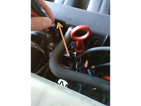 Sortir le filtre par le haut du moteur (on voit la jauge à huile de couleur rouge en haut de la photo, elle est aussi présente sur la photo 3/3)