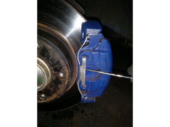 Retirer l’agrafe de l'étrier à l'aide d'un tournevis