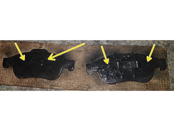 N'en pulvérisez surtout pas sur les surfaces de frottement (disques et intérieur des plaquettes).