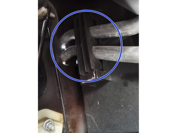 Dévisser la vis de maintiens de la bride des durites