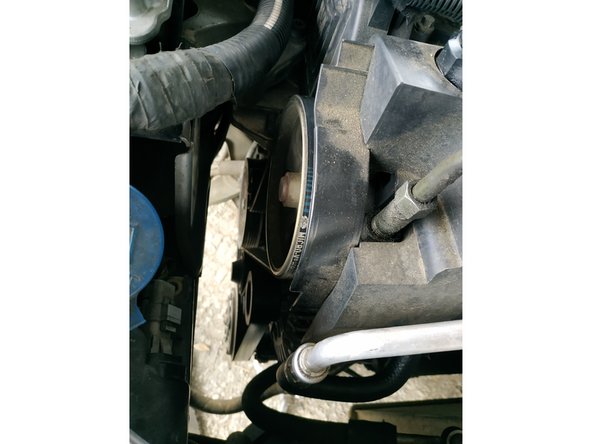 On peut légèrement actionner le tendeur à l'aide de la clé de 15 pour faciliter l'extraction de la goupille.