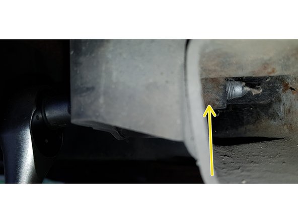 Il n'y a pas d'écrou à enlever de l'autre côté, il est soudé.