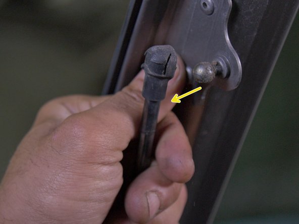 Extraire le vérin de hayon de son emplacement en tirant vers vous l'attache du haut du vérin puis celle du bas