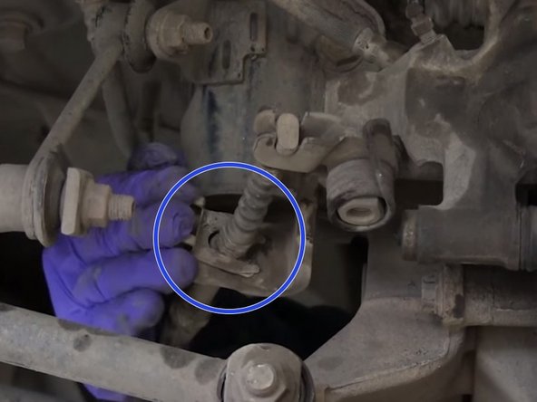 Repositionner le câble du frein à main ainsi que son clips